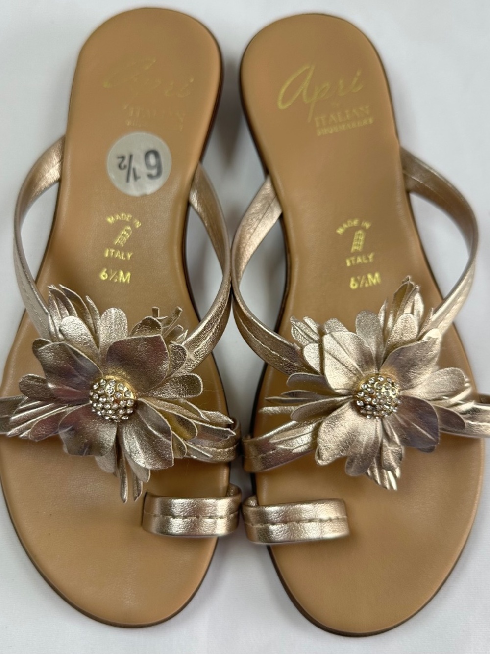 Apri by Italian Shoemakers Made in Italy Gold Sandals Metallic Flower Size 6.5